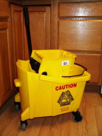 MOP water cleaning BUCKET Wringer Janitor Rubbermaid Commercial Grade - $45 (North Aurora, IL.)