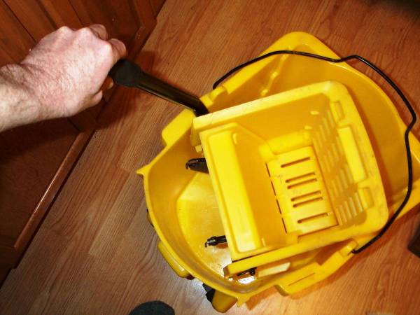 MOP water cleaning BUCKET Wringer Janitor Rubbermaid Commercial Grade - $45 (North Aurora, IL.)