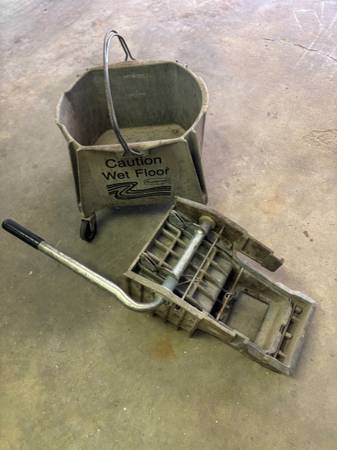 Two Mops, Two Mop Buckets and One Wringer Rubbermaid - $35 (Pembroke)