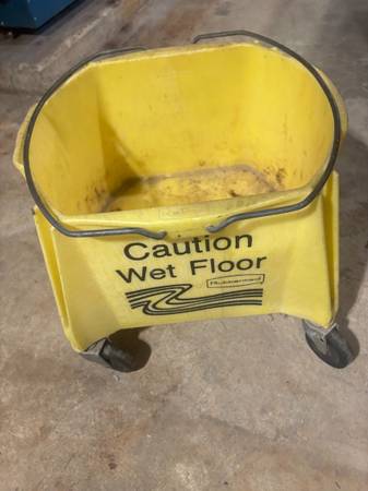 Two Mops, Two Mop Buckets and One Wringer Rubbermaid - $35 (Pembroke)