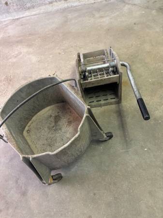 Two Mops, Two Mop Buckets and One Wringer Rubbermaid - $35 (Pembroke)