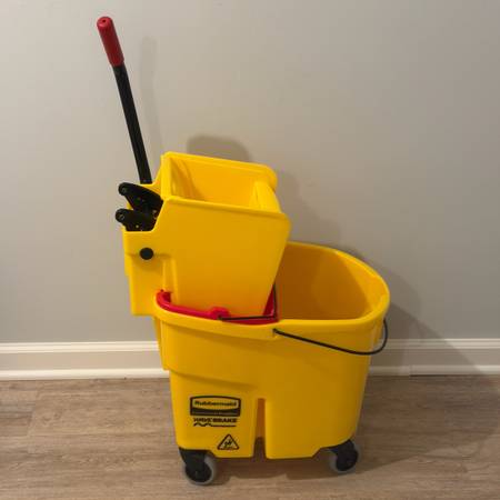 Rubbermaid WaveBrake 35 Qt. Plastic Mop Bucket with Wringer - $60 (Springfield)