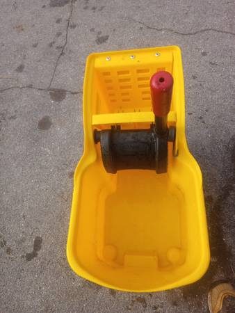 Rubbermaid mop bucket with squeezer on four wheels - $35 (Orange Park)