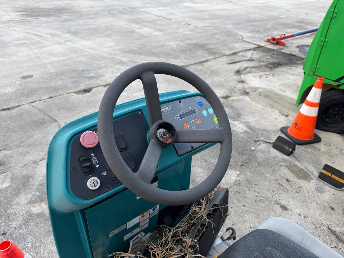 Tenant T12 floor scrubber