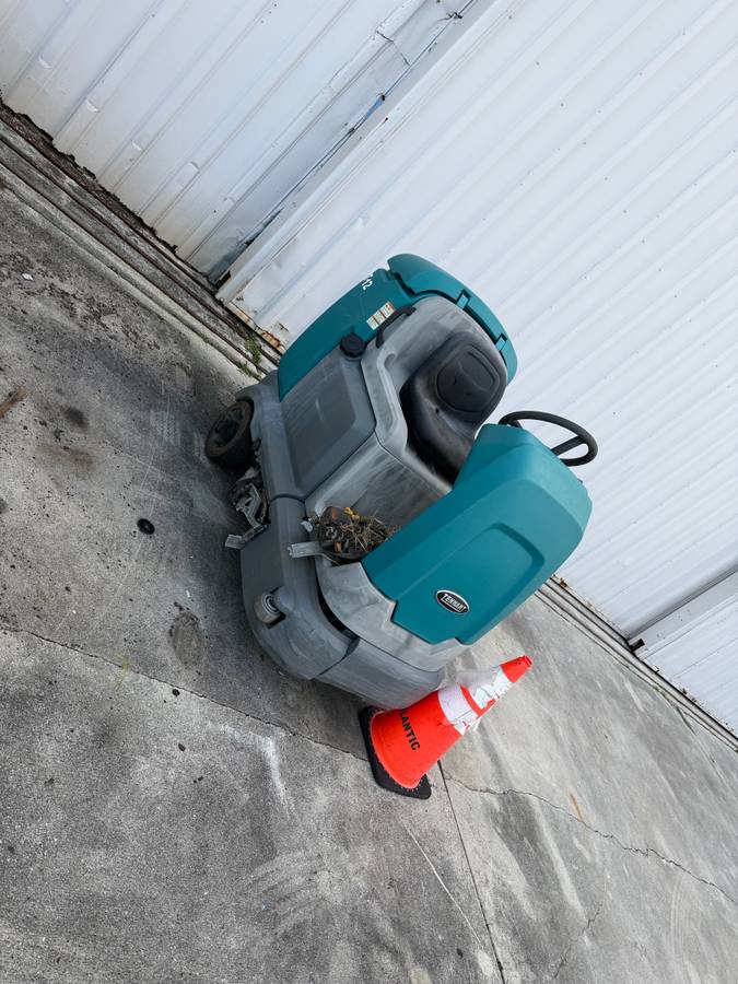 Tenant T12 floor scrubber