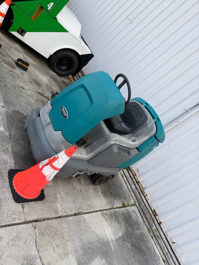 Tenant T12 floor scrubber