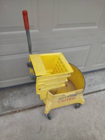Price Reduced/Rubbermade Rolling Mop Bucket w Wringer - $20 (Springfield)