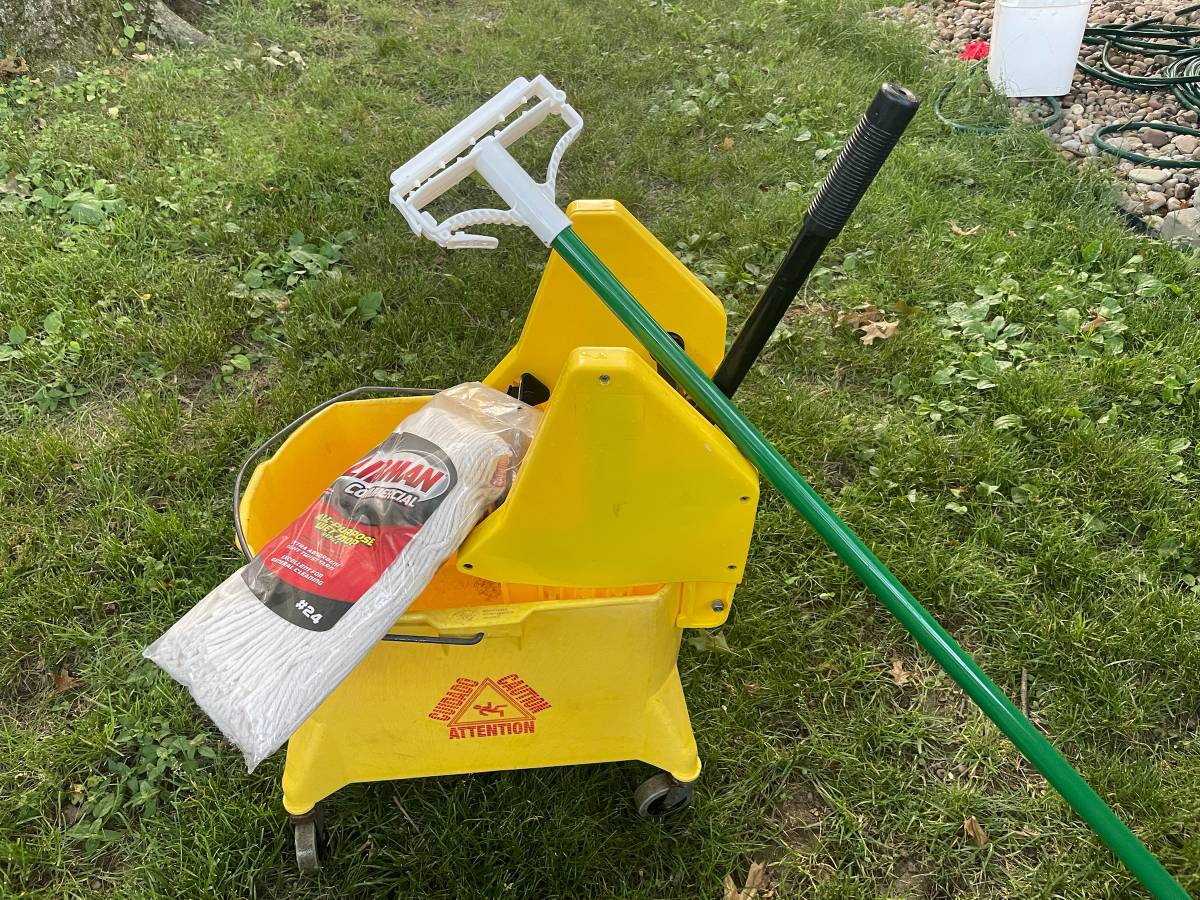Plastic Mop Bucket with Wringer and new Mop & Handle