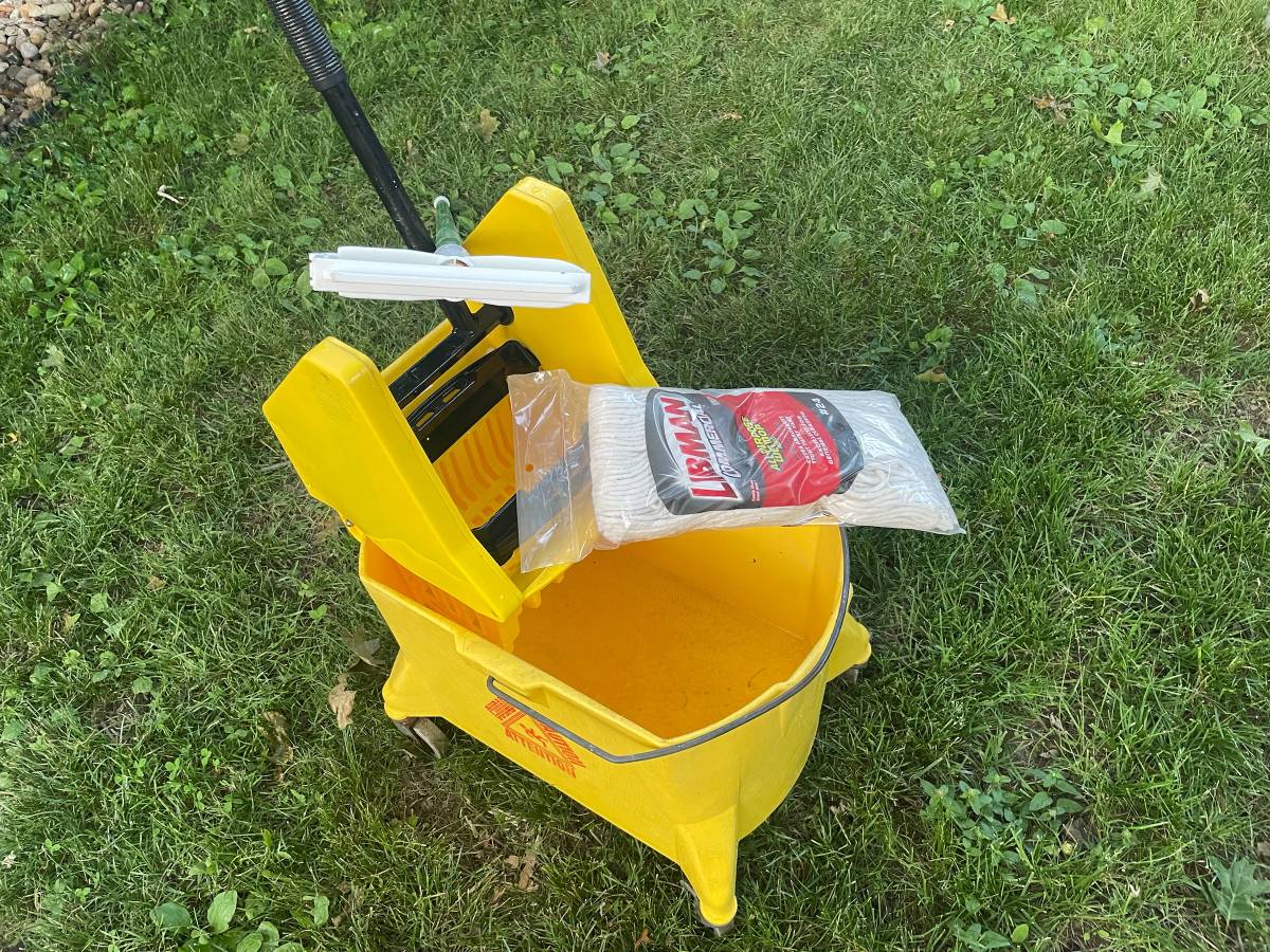 Plastic Mop Bucket with Wringer and new Mop & Handle
