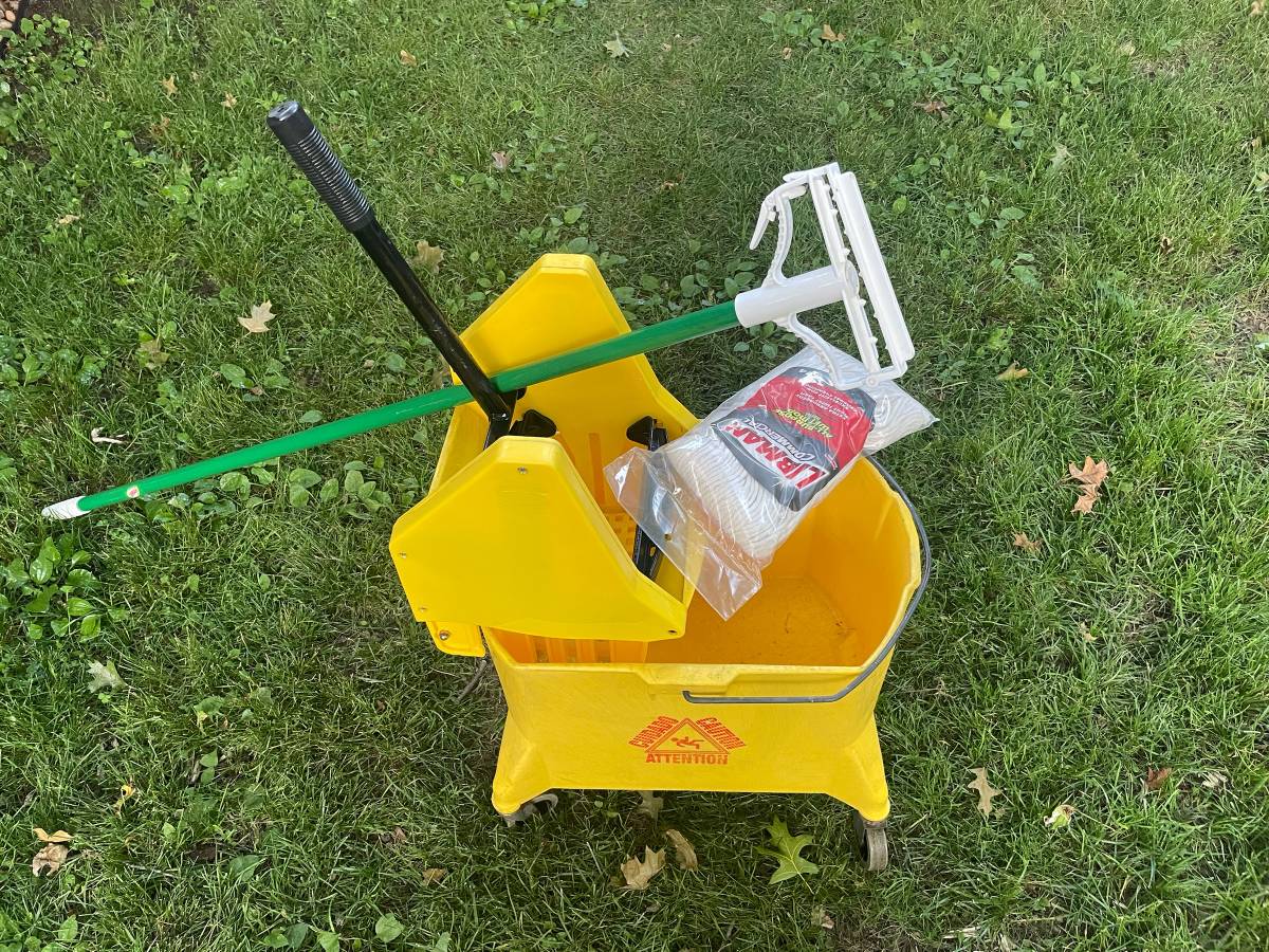 Plastic Mop Bucket with Wringer and new Mop & Handle