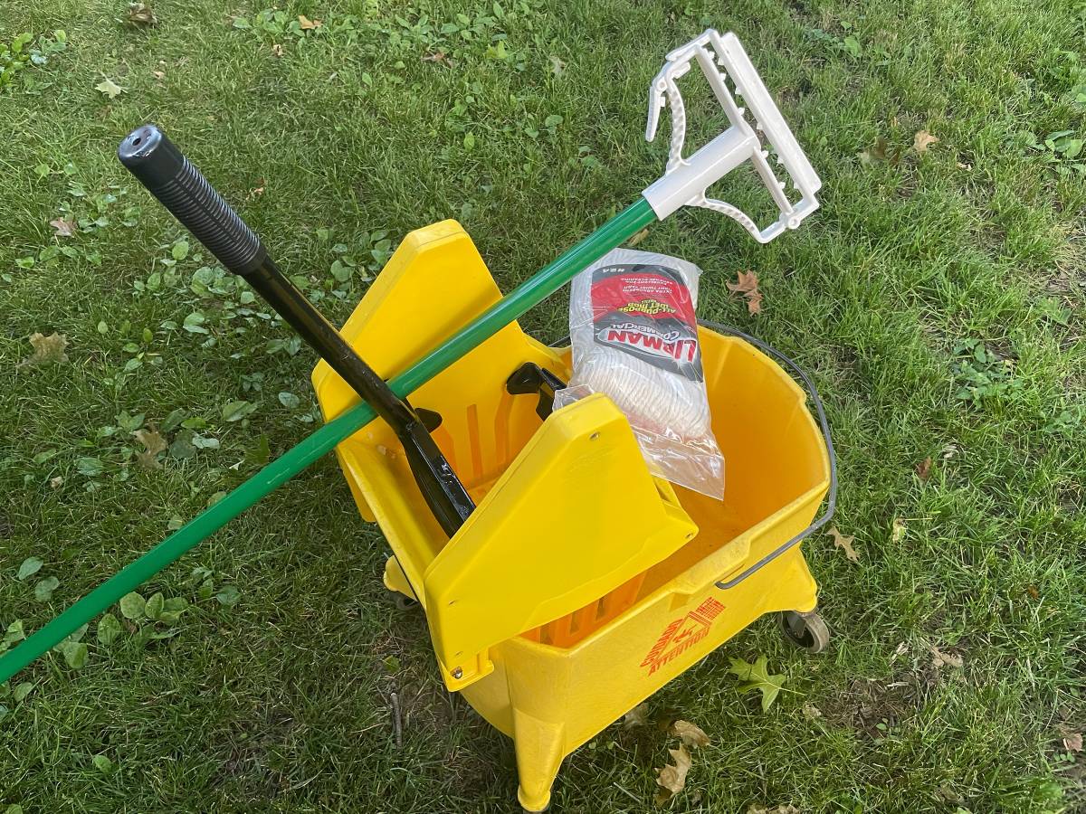 Plastic Mop Bucket with Wringer and new Mop & Handle