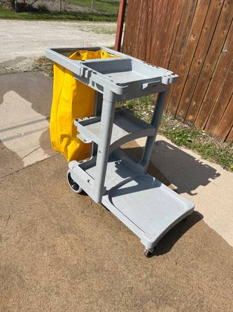 Rubbermaid janitorial cart - $100 (Kenosha)