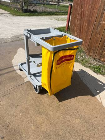 Rubbermaid janitorial cart - $100 (Kenosha)