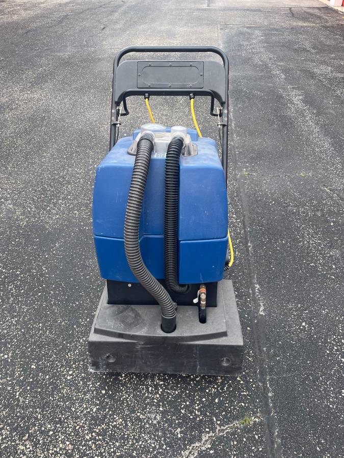 INDUSTRIAL CARPET EXTRACTOR CLEANER