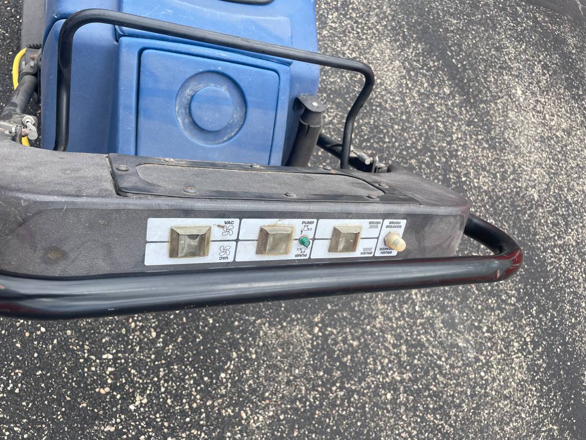 INDUSTRIAL CARPET EXTRACTOR CLEANER
