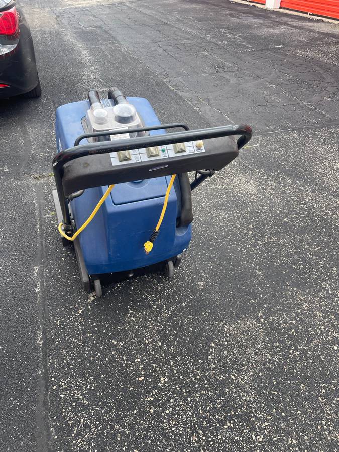 INDUSTRIAL CARPET EXTRACTOR CLEANER