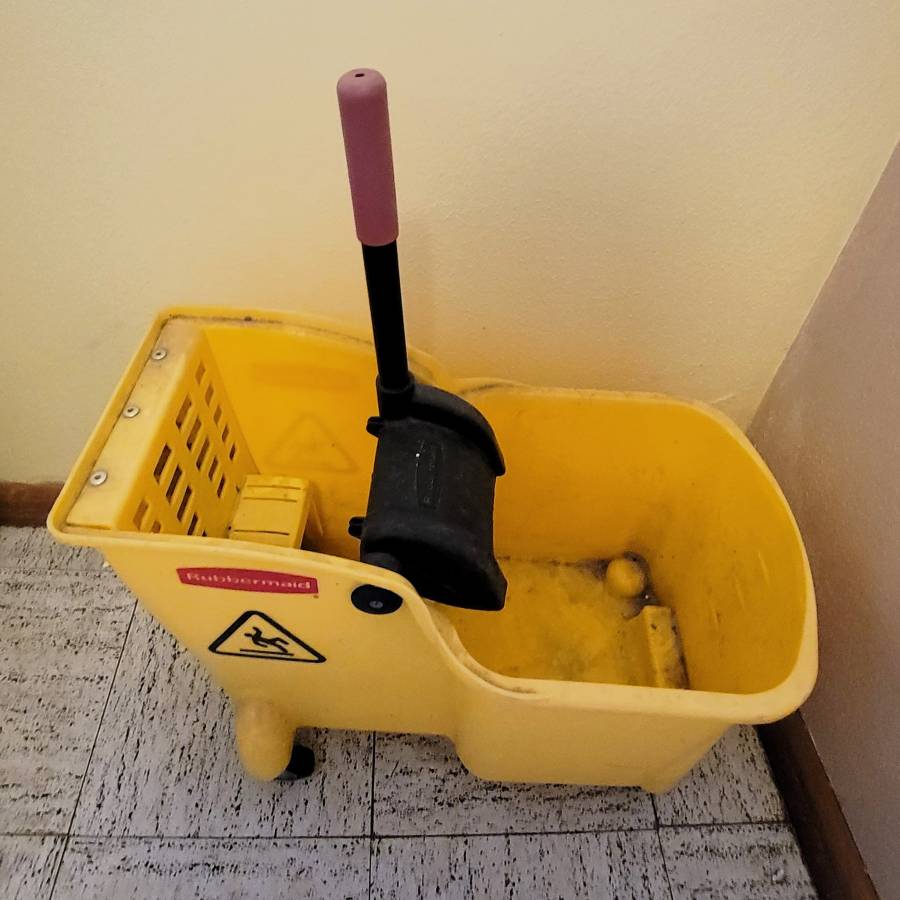 Rubbermaid Mop Bucket & Wringer (31 Qt.)