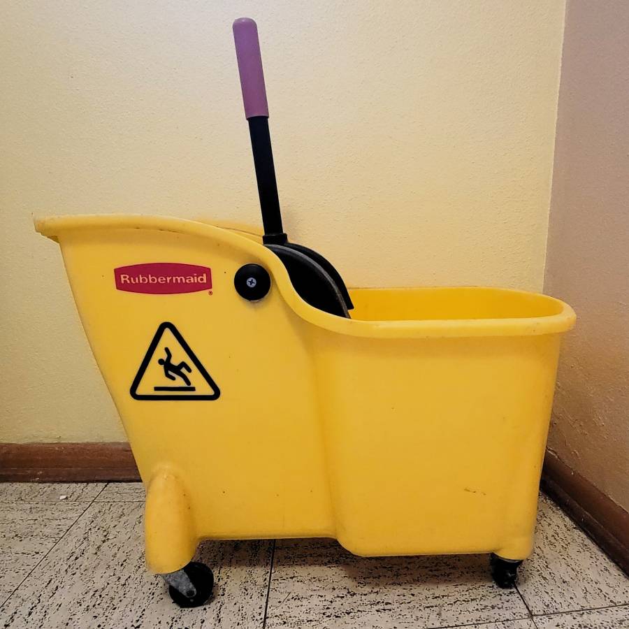 Rubbermaid Mop Bucket & Wringer (31 Qt.)