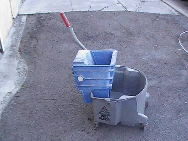 MOP BUCKET-RINGER -6 MOP HEADS - $60 (pacific beach)