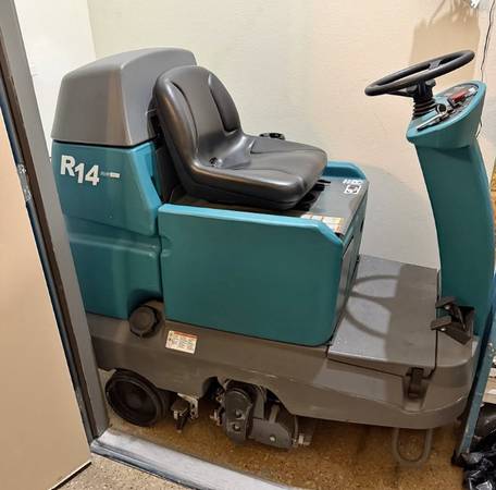 Tennant R14 ReadySpace Ride-On Carpet Extractor – 28" Battery Rider – - $5,500 (Dallas)