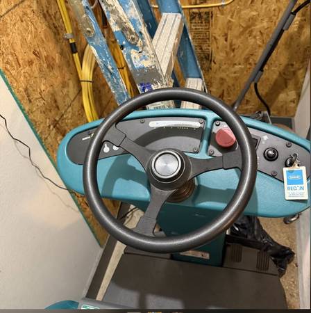 Tennant R14 ReadySpace Ride-On Carpet Extractor – 28" Battery Rider – - $5,500 (Dallas)