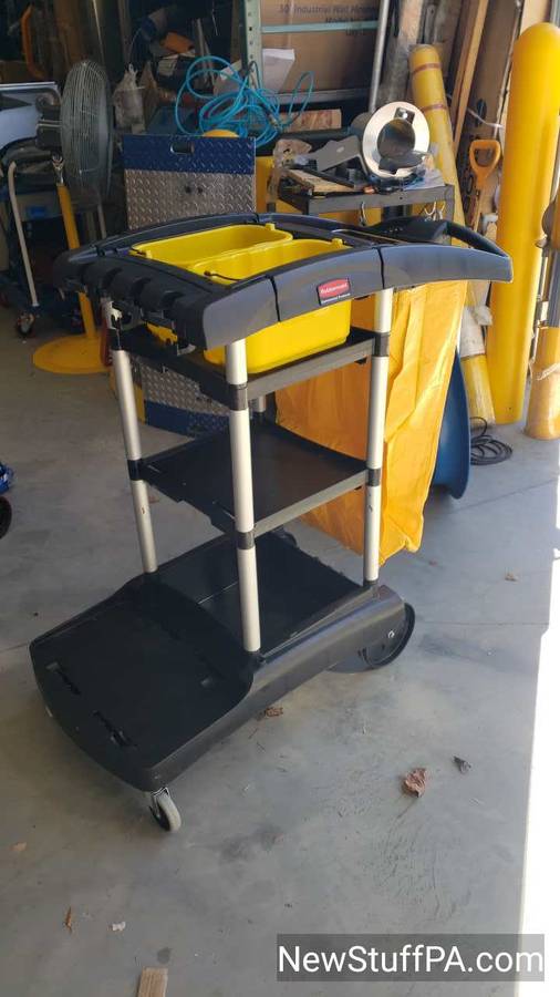 Rubbermaid® High Cap Hotel Janitorial Cleaning Cart (Summit Station)